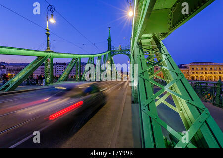 Rivière Danubia, Budapest, Hongrie : scène de rue sur le pont de la Liberté', 'Szabadság caché un style Art Nouveau, l'heure bleue exposition longue durée. Vue vers Pest. Banque D'Images