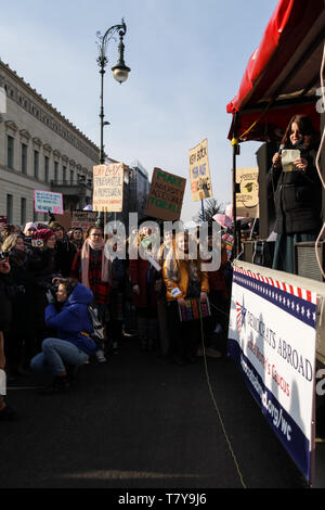 BERLIN, ALLEMAGNE - le 19 janvier 2019 : Des centaines de femmes manifestent pour l'égalité des droits et des chances à l'assemblée annuelle "Marche des femmes", a global movem Banque D'Images