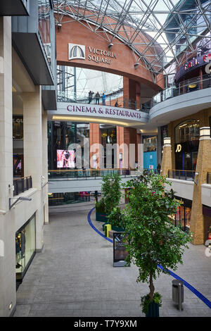 Un presque vide Victoria Square shopping centre le dimanche matin à Belfast, en Irlande du Nord comme la plupart des magasins n'ouvrez pas jusqu'après le déjeuner le dimanche. Banque D'Images