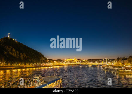 Danube, vue de pont de la liberté d'Elizabeth-Bridge Erzsébet híd' et 'Buda (à gauche) avec château, la colline de Gellért, Statue de la liberté et à la lutte contre les ravageurs (à droite ) Banque D'Images