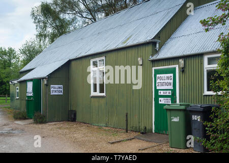 Une vieille tôle ondulée village hall utilisé comme bureau de scrutin avec des signes, South Stoke, Oxfordshire Banque D'Images