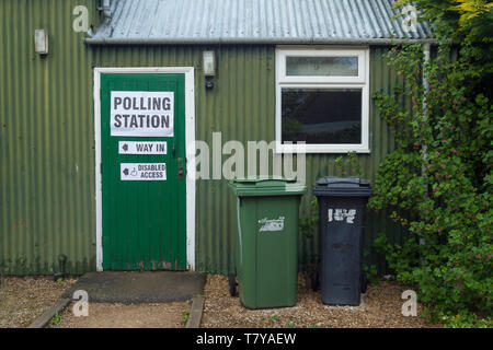 Une vieille tôle ondulée village hall utilisé comme bureau de scrutin avec des signes, South Stoke, Oxfordshire Banque D'Images