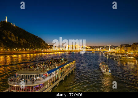 Danube, vue de pont de la liberté d'Elizabeth-Bridge Erzsébet híd' et 'Buda (à gauche) avec château, la colline de Gellért, Statue de la liberté et à la lutte contre les ravageurs (à droite ) Banque D'Images