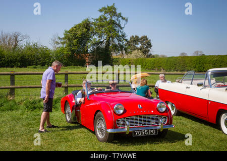 Un classic Triumph TR3 voiture de sport et Ford Zodiac deux-ton salon de voiture à une voiture classique réunion dans le Berkshire. Banque D'Images