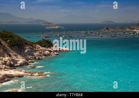 Paysage côtier avec des bateaux de pêche à Vinh Hy, Vietnam, Asie Banque D'Images