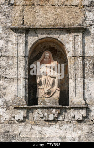 Statue en pierre de granit scène représente le corps de Jésus sur les genoux de sa mère, Marie, après la crucifixion. Façade de l'église de Galice, Espagne Banque D'Images