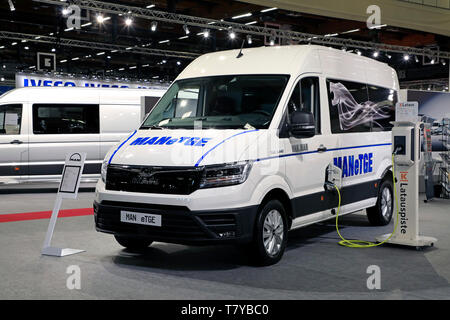 Helsinki, Finlande. 09 mai, 2019. Homme eTGE van entièrement électrique branché sur le point de chargement sur l'affichage sur Transport-Logistics 2019. Le moteur électrique fournit une gamme jusqu'à 160 kilomètres. Credit : Taina Sohlman/agefotostock Banque D'Images