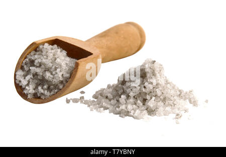 Petite pelle en bois rempli de gros sel. Banque D'Images
