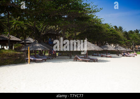 Parasol et chaises longues à la plage, Saigon Mui Ne Resort, Mui Ne, Vietnam, Asie Banque D'Images