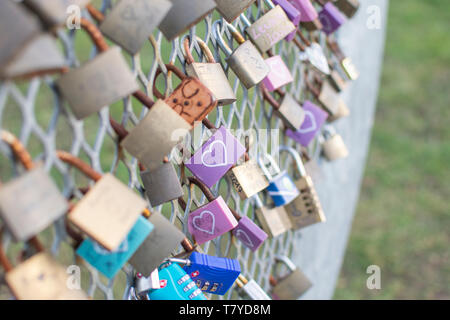 Love locks se concentrant sur un verrou violet avec coeur blanc Banque D'Images