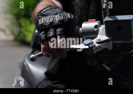 Homme avec sans doigts Gants en cuir laisser sa main reposer sur le volant et prend le frein avant Banque D'Images