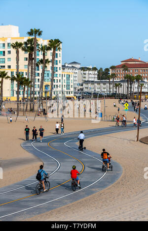 Santa Monica, Los Angeles, Californie, USA : les personnes ayant une promenade sur la plage *** *** légende locale Banque D'Images