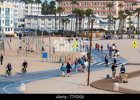 Santa Monica, Los Angeles, Californie, USA : les personnes ayant une promenade sur la plage *** *** légende locale Banque D'Images