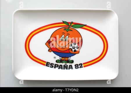 Cendrier avec logo mascotte Naranjito de soccer-football - Coupe du Monde Espagne 1982, isolé sur fond blanc, close-up Banque D'Images