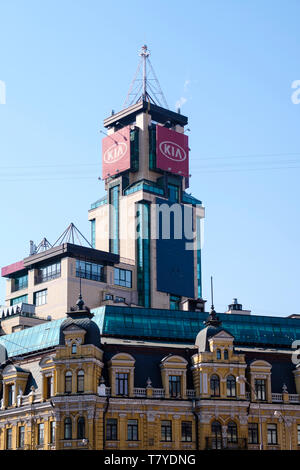 Les bâtiments anciens et modernes dans le centre de Kiev, Ukraine Banque D'Images