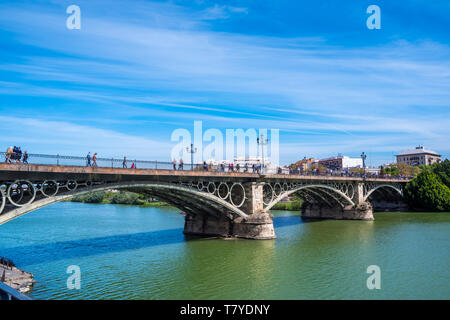 Triana pont sur le Guadalquivir a Sevilla, Espagne Banque D'Images