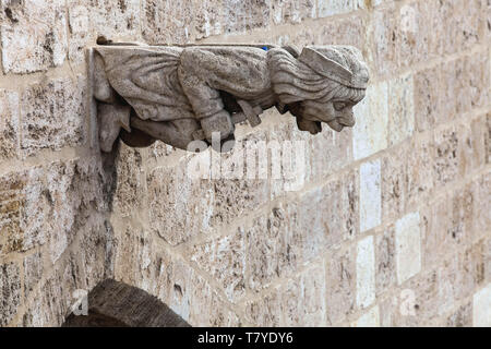 L'espagne, Valence, Torres de Serranos tower Porta de gargouille Chambres Valencia Espagne, une tuyère d'eau sous la forme d'une gargouille tenant un crucifix plan du Banque D'Images