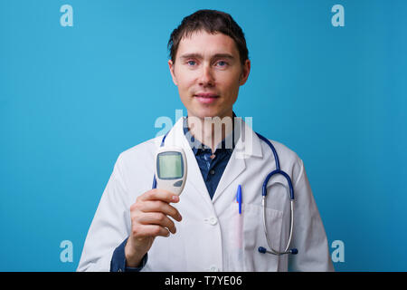 Portrait du docteur avec stéthoscope et sa main meterin glucose Banque D'Images