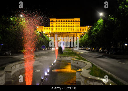 Le Palais du Parlement, Bucarest, Roumanie.vue nocturne de la place centrale. Banque D'Images