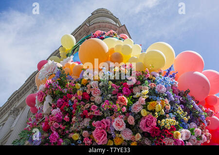 Fenwick de Bond Street à Londres et de fleurs décorations de ballon à l'extérieur de l'entrée Banque D'Images