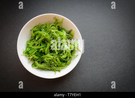 Salade d'algues Wakame salade ou sur un arrière-plan foncé. Focus sélectif. Banque D'Images