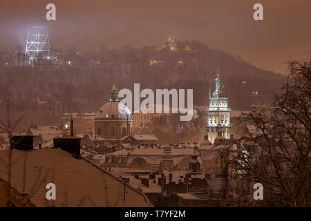 La ville en soirée. Lviv, Ukraine. Vue de la partie centrale de la ville et les églises : Eglise de la Sainte Communion, Korniakt Tower. Banque D'Images