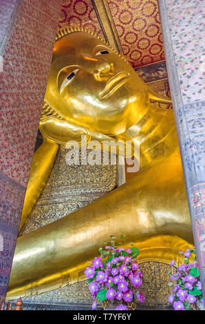 Bras droit soutenant la tête avec des boucles serrées de le Bouddha couché, l'une des plus grandes statues de Bouddha en Thaïlande, dans un temple bouddhiste Wa Banque D'Images