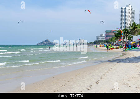 Voir à la ville de Hua Hin, une ville côtière près de Bangkok sur le golfe de Thaïlande, et son front de mer avec flying kites, bâtiments de l'hôtel et les baguettes H Banque D'Images