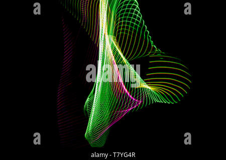 3d illustration. Résumé des lignes colorées sur fond neutre de couleur noire. Les modèles de l'intersection de lignes formant image tridimensionnelle. Services admi Banque D'Images