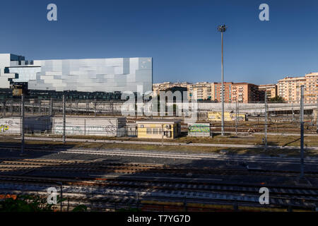 Rome, Italie - 1 juillet 2018 : l'imposante structure architecturale de la nouvelle gare Tiburtina, un hub ferroviaire à grande vitesse, inauguré en 2011. Banque D'Images