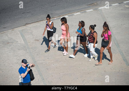 La Havane, Cuba est une ville dynamique, mais plutôt le capital en décomposition,troublé par embargo et géré par régime communiste,mais le front de mer est en train de Banque D'Images