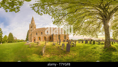 Côté Sud de l'église médiévale saxonne, datant de 680 après J.-C., à Brixworth, en Angleterre, sur une journée de printemps ensoleillée Banque D'Images