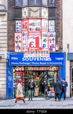 Un magasin de souvenirs dans Oxford Street qui propose également l'échange d'argent et les réparations de téléphone. Banque D'Images