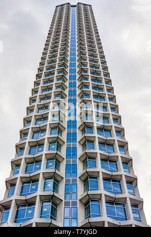 La tour de 33 étages Centre Point. Conçu en tant que bureaux par Seifert & Partners et achevée en 1966, elle est maintenant transformée en appartements Banque D'Images