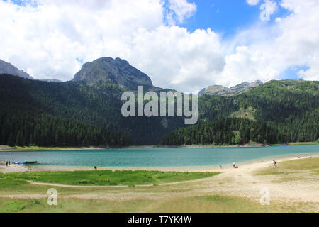 Un lac magnifique dans les montagnes. Le Lac Noir, le Monténégro. Banque D'Images