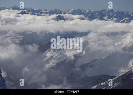 Blick über die verschneiten Gipfel der Alpen. Einige Täler liegen unter Wolken. Banque D'Images