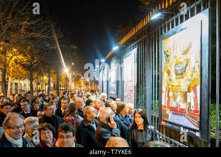 France, Paris , exposition sur les grilles du Jardin du Luxembourg et le Sénat de Hemis photographies pour l'ANVPAH (Association Nationale des Villes et Pays d'art et d'Histoire) en 2013, l'inauguration avec le président du Sénat Banque D'Images