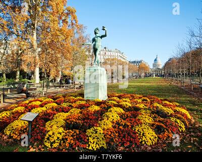 France, Paris, le Jardin du Luxembourg avec la statue l'acteur grec par Charles Arthur Bourgeois en 1868 et le Panthéon en arrière-plan Banque D'Images