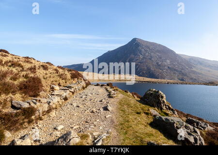 En regardant vers le sommet de Pen An Wen Ole de côté de Llyn Idwal, Parc National de Snowdonia Banque D'Images