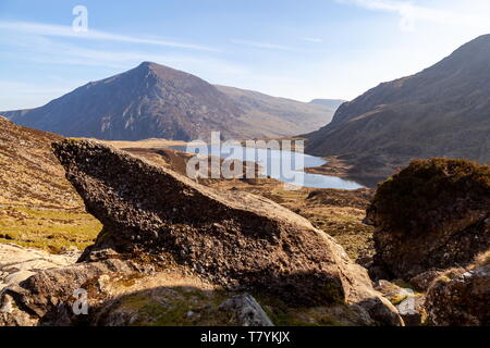 En regardant vers le sommet de Pen An Wen Ole de dessus Llyn Idwal près de Devil's Kitchen, Parc National de Snowdonia Banque D'Images