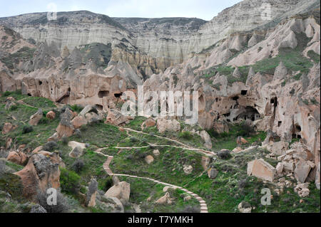 Logements ancienne grotte creusée dans la pierre au musée de plein air des formations en Cappadoce, Turquie Banque D'Images
