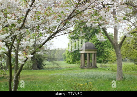 Le Temple des vents à Doddington Hall and Gardens, Lincolnshire vu à travers les fleurs de cerisier au milieu du printemps. Angleterre, Royaume-Uni Banque D'Images