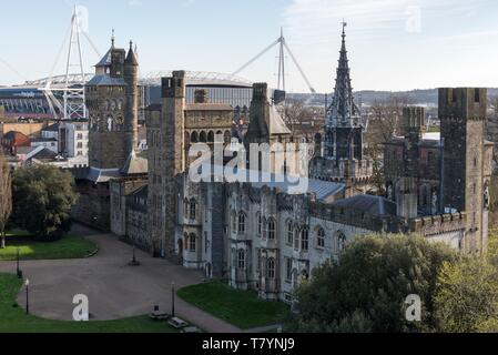 Royaume-uni, Pays de Galles du Sud, Glamorgan, Cardiff, Cardiff Castle avec Principauté Stadium dans l'arrière-plan Banque D'Images