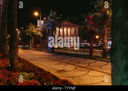 BATUMI, GÉORGIE - 11 septembre 2018 : le centre-ville de Batoumi, en Géorgie, la nuit Banque D'Images