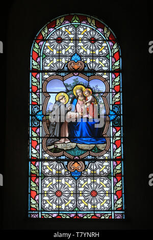 Saint-Antoine de Padoue, Jésus-Christ enfant et la Vierge à l'enfant. Vitrail. Eglise Saint-Nicolas. Combloux. France. Banque D'Images