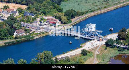 France, Calvados, Benouville, Benouville ou Pont Pegasus Bridge sur le canal de Caen à la mer, publié le 6 juin 1944 par un commando britannique (vue aérienne) Banque D'Images