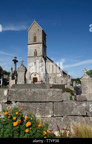 La France, Territoire de Belfort, Saint Dizier l eveque, église Saint Dizier en date du 11e siècle, cimetière Banque D'Images