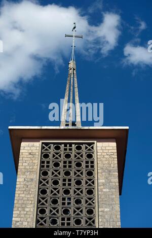 La France, Territoire de Belfort, Montreux Chateau, Notre Dame de la Paix 1953, l'église du clocher Banque D'Images