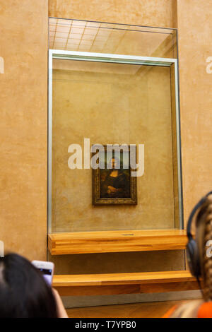 Les visiteurs du Musée du Louvre à prendre des photos de Leonardo da Vinci's Mona Lisa peinture avec leurs caméras. La peinture est l'un des plus célèbre du monde Banque D'Images