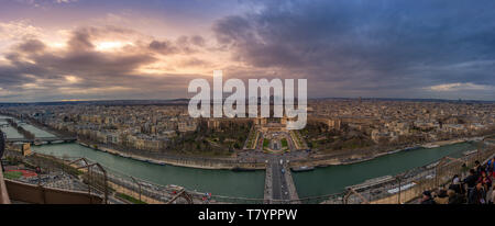 Ultra aérienne large panorama paysage urbain de Paris. Skyline et célèbres de centre-ville d'immeubles de la capitale française. Banque D'Images